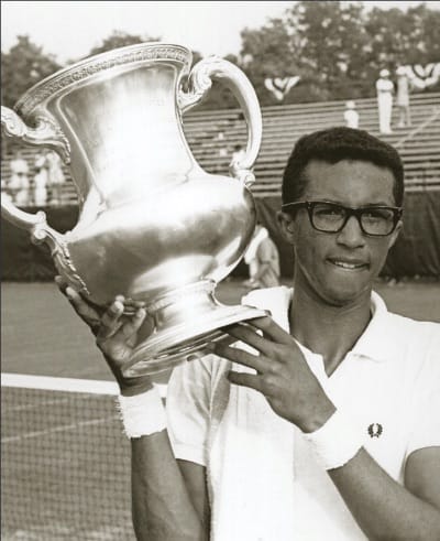 Arthur Ashe sostiene un trofeo en una fotografía de archivo en blanco y negro