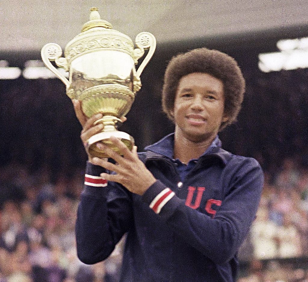 Arthur Ashe levanta el trofeo de campeón de Wimbledon en 1975
