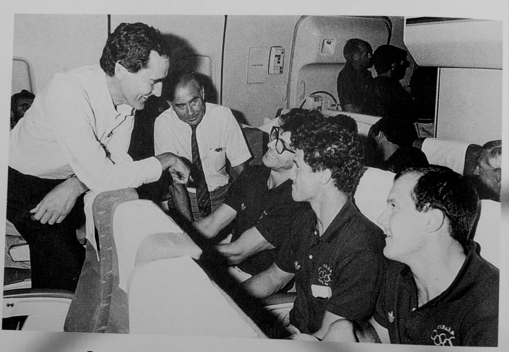 Carles Ferrer Salat conversa con deportistas olímpicos españoles durante un viaje en avión, en una fotografía de archivo