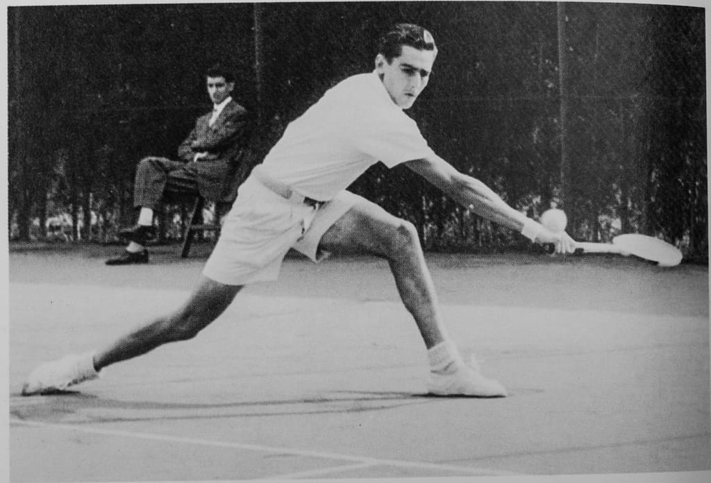 Carles Ferrer Salat devuelve una bola de revés en una pista de tenis, en una fotografía de archivo
