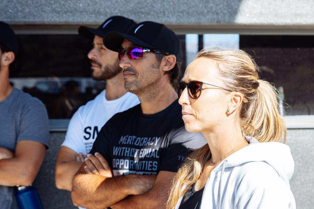 Miembros del equipo técnico del TEC siguen un entrenamiento; una de las camisetas reivindica la igualdad de oportunidades