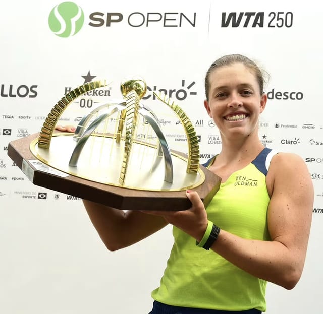 Kaitlin Quevedo levanta el trofeo de campeona del SP Open WTA 250 de São Paulo
